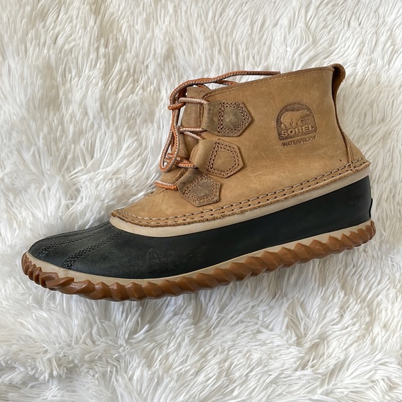 Sorel Out and About Waterproof Leather Ankle Boots size 8. Fit size 7 better. - Picture 4 of 9